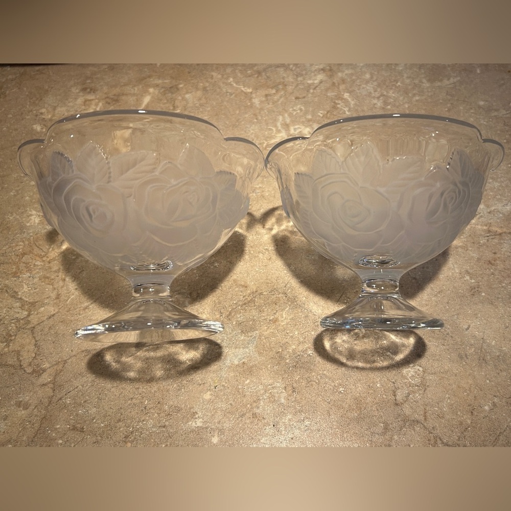 Winter Rose
by STUDIO NOVA 2 Small pedestal bowls with roses